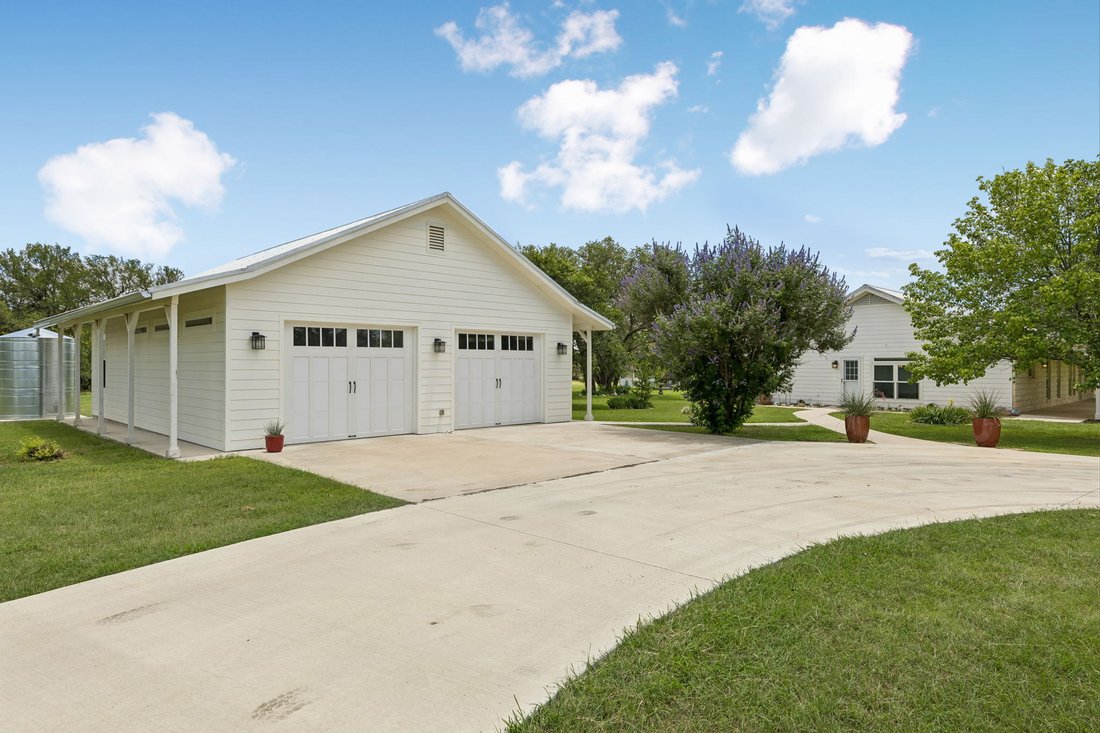 House in Florence, Texas, United States 3 - 18170908