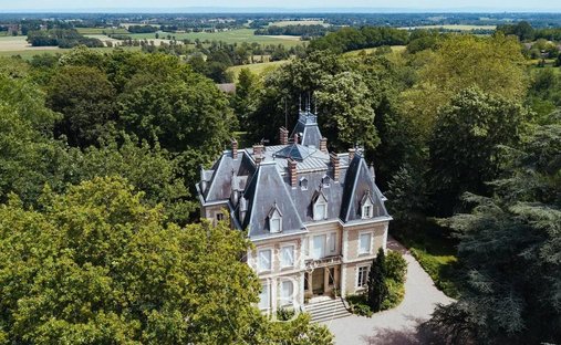 Schloss in Peripherie, Tournus, Frankreich 1