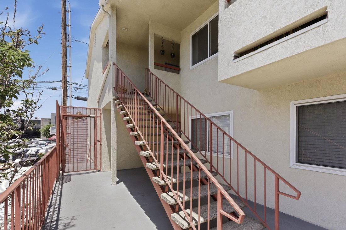 Condo in Burbank, California, United States 4 - 18175161