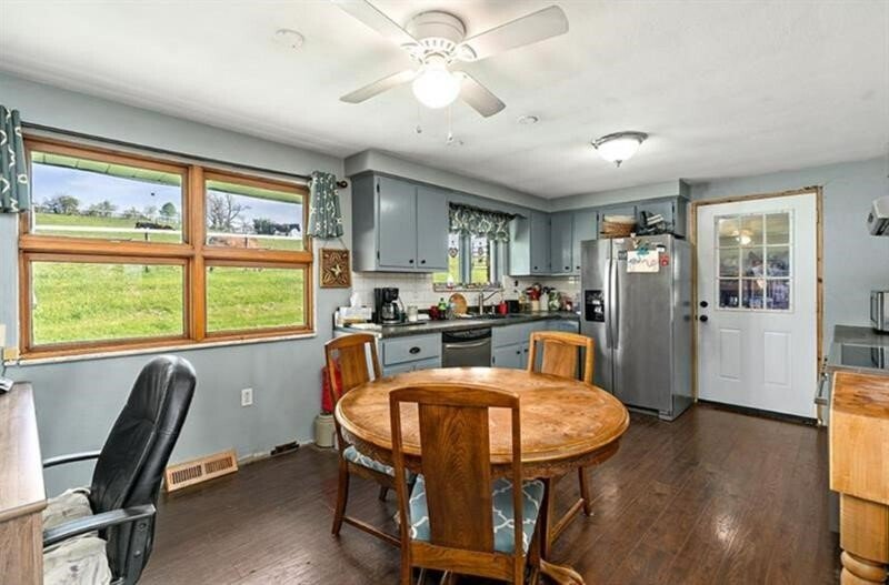 House in California, Pennsylvania, United States 2 - 18180656