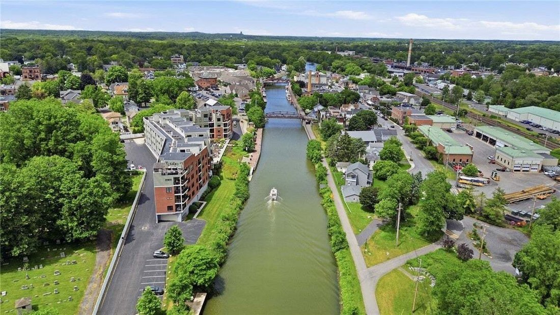 Condo in Fairport, New York, United States 4 - 18183290
