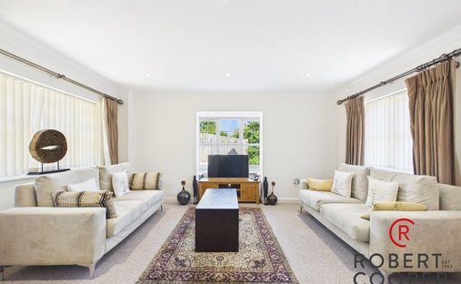 Haus in Pinnerwood Park, Hillingdon, England 1