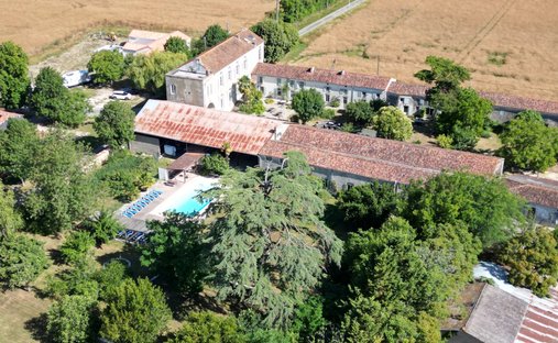 House in Est, Saint-Jean-d'Angély, France 1