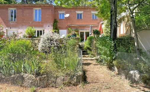 House in Ouest, Lorgues, France 1