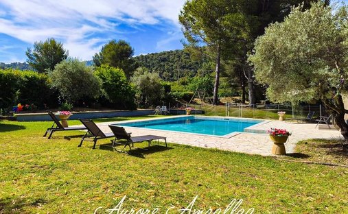 House in Est, Gemenos, France 1