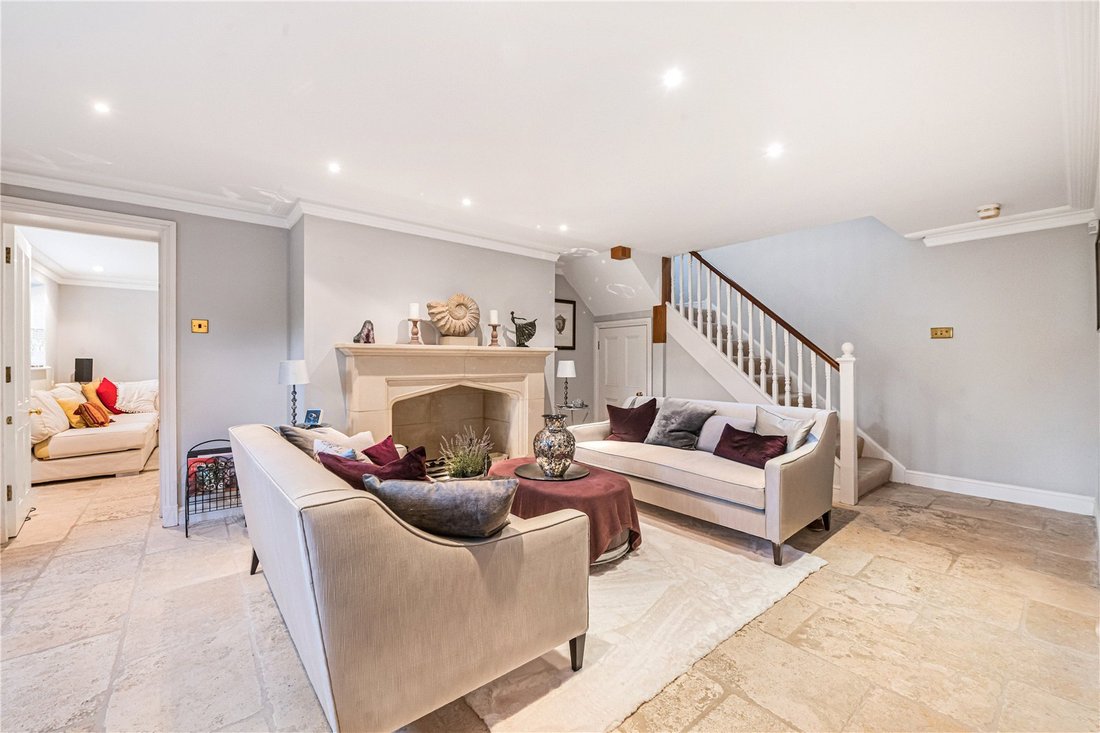 House in East Grinstead, England 5 - 18182278