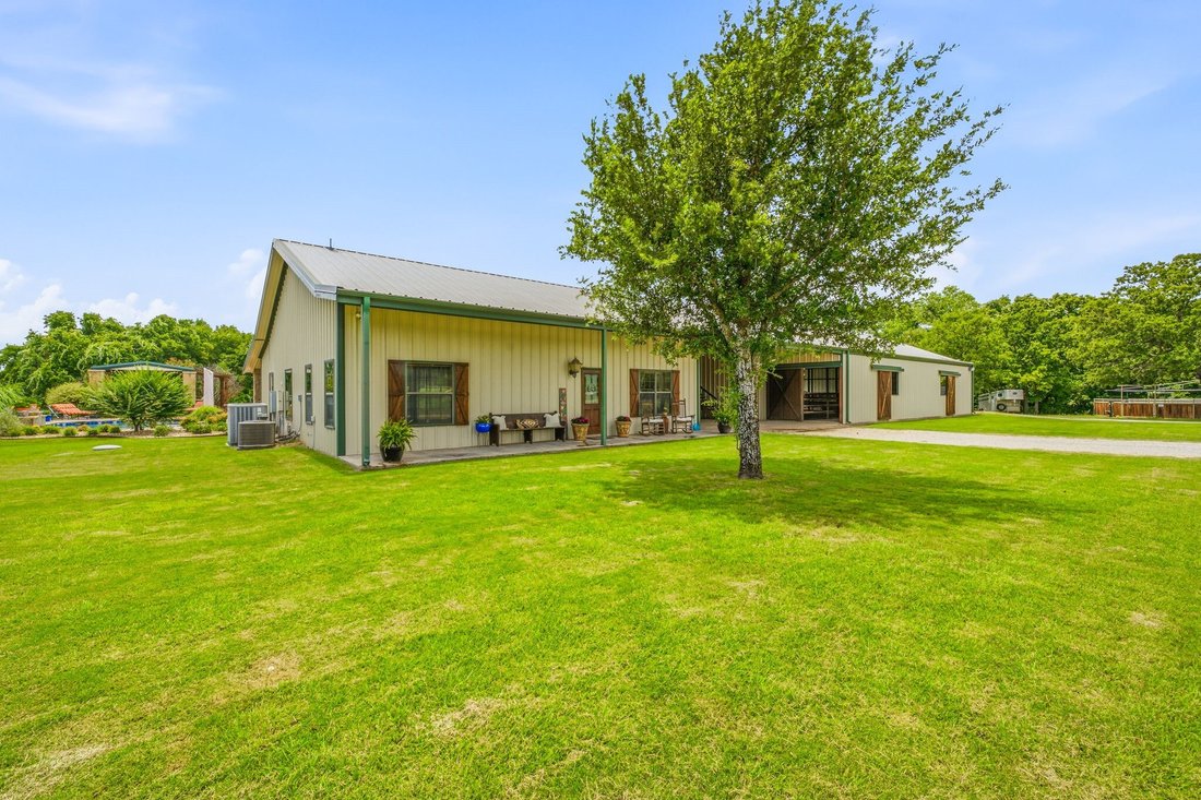 Farm Ranch in Weatherford, Texas, United States 1 - 18184421