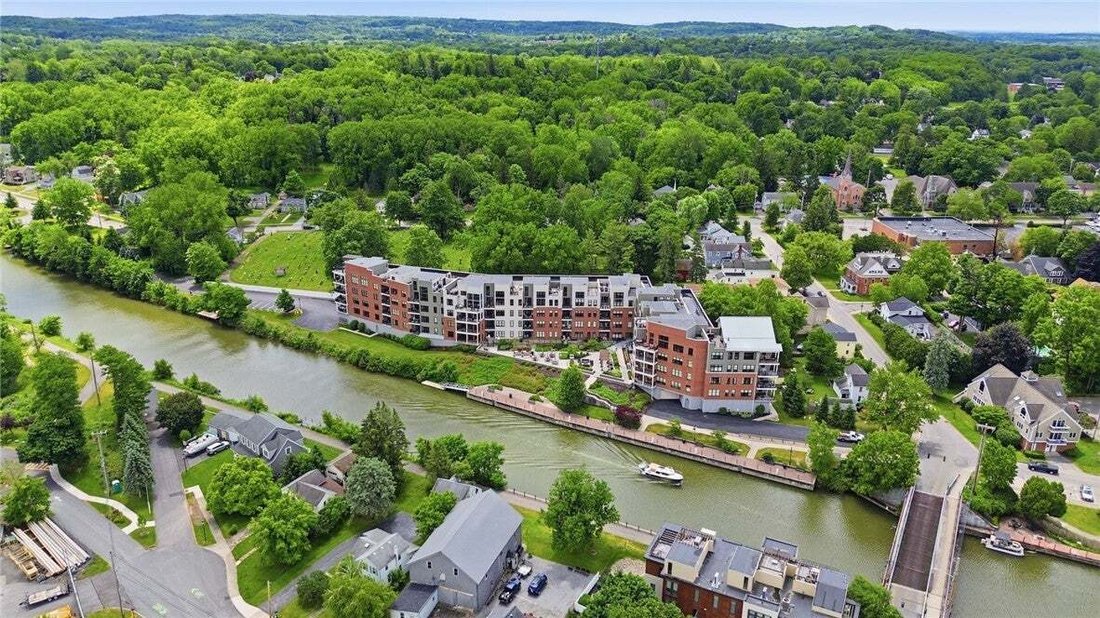 Condo in Fairport, New York, United States 5 - 18183290