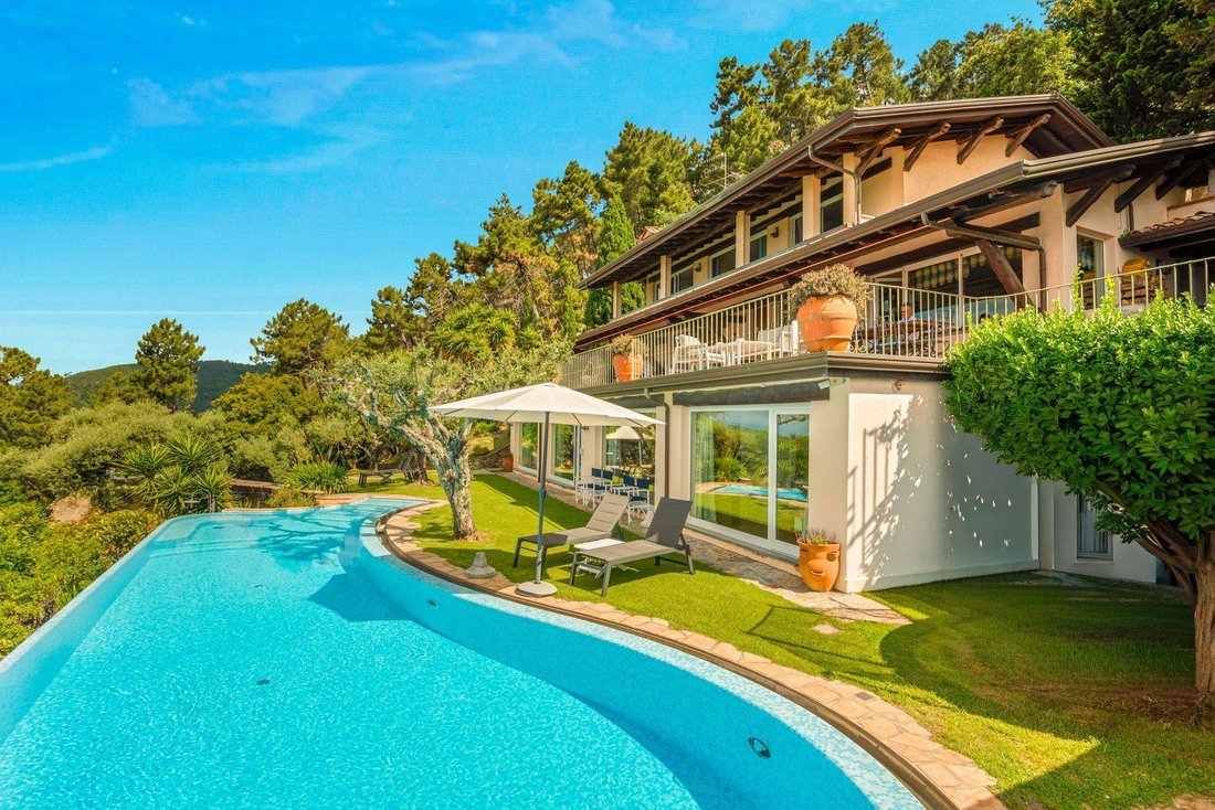 Villa in Strettoia-Capezzano-Valdicastello, Pietrasanta, Tuscany 1 - 18186025