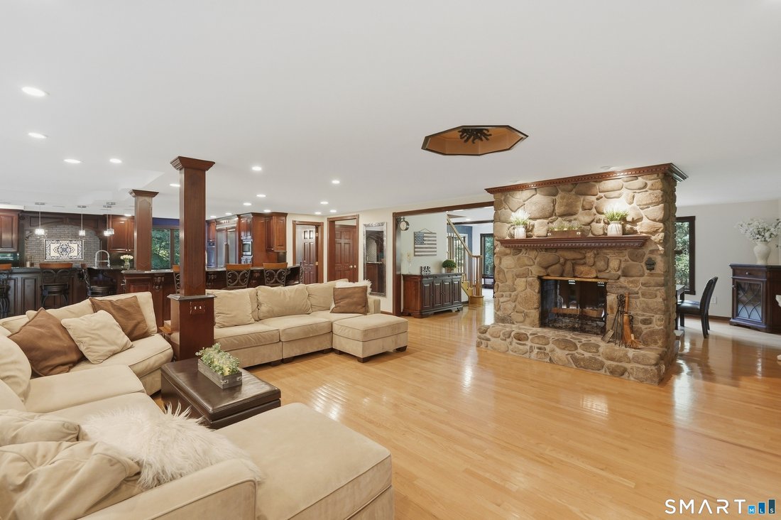 House in Southington, Connecticut, United States 5 - 18184781