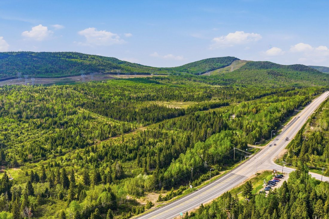 Land in Petite-Rivière-Saint-François, Quebec, Canada 1 - 16816697