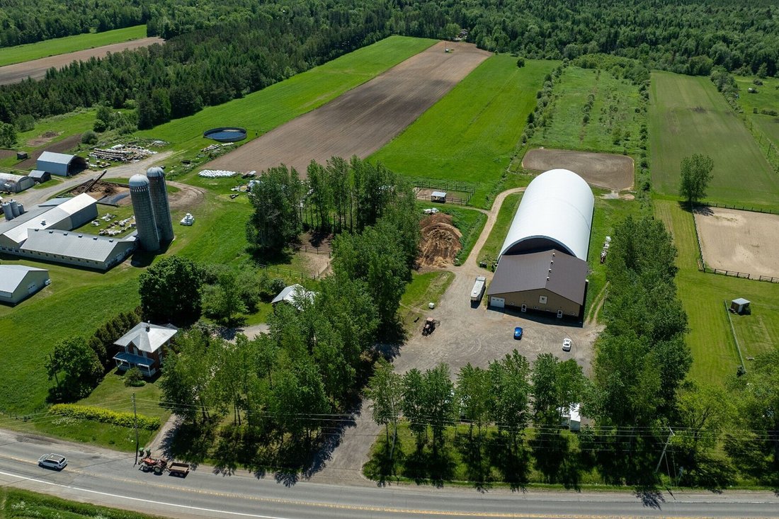 Farm Ranch in Neuville, Quebec, Canada 1 - 18186052