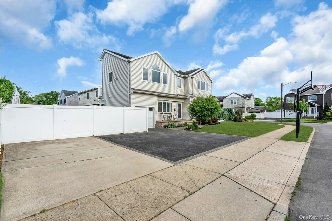 House in Massapequa, New York, United States 3 - 18182329