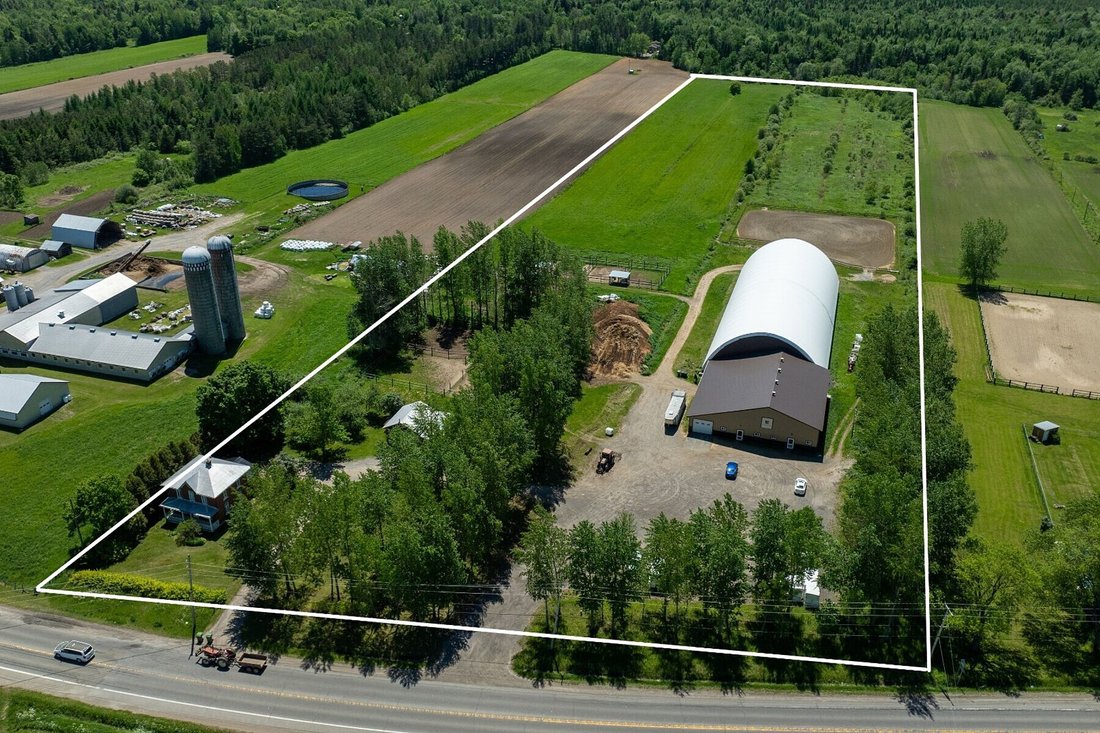 Farm Ranch in Neuville, Quebec, Canada 2 - 18186052