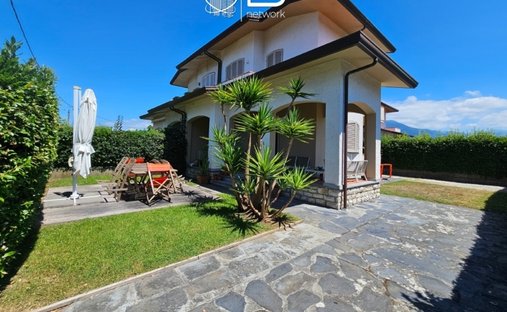 Villa in Pietrasanta, Tuscany, Italy 1