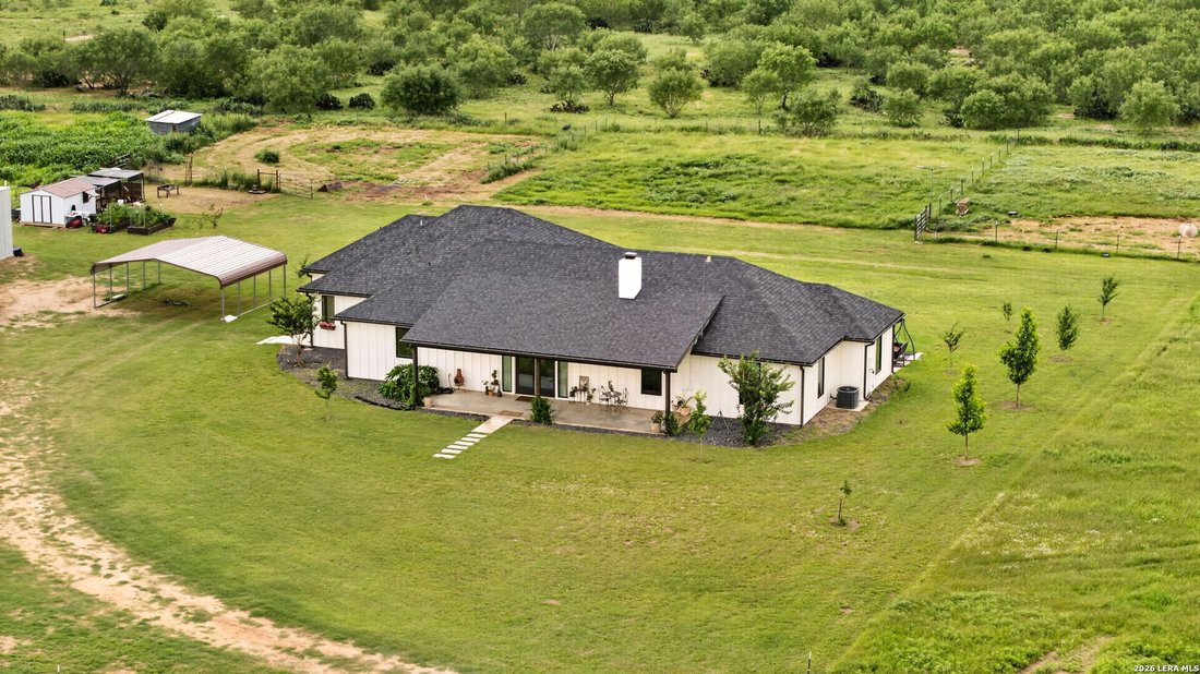 House in Devine, Texas, United States 1 - 18184400