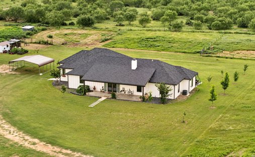 House in Devine, Texas, United States 1