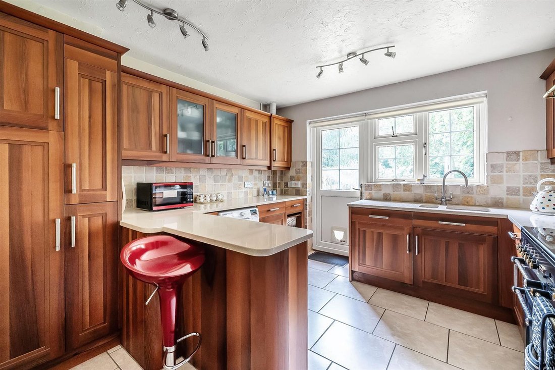 Bungalow in Great Bookham, England 2 - 18183687