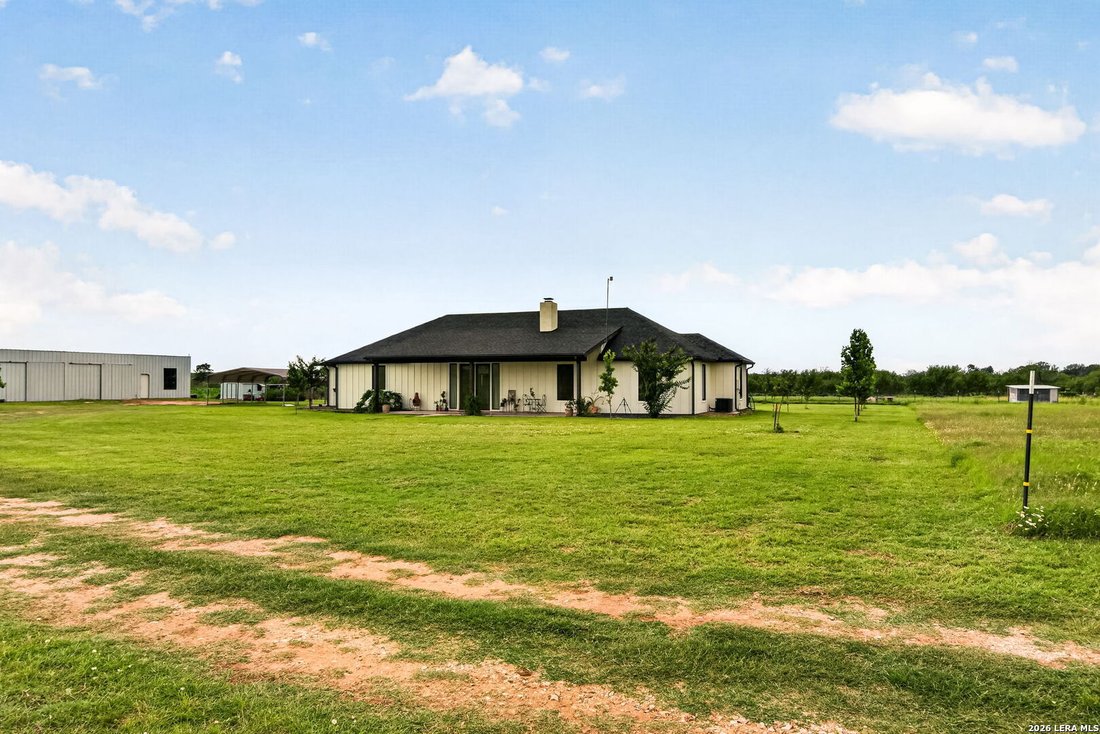 House in Devine, Texas, United States 4 - 18184400