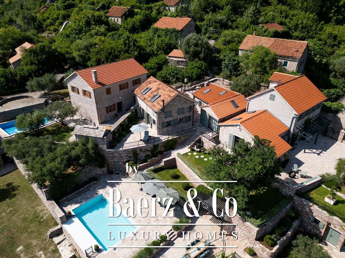 Villa in Tivat, Tivat Municipality, Montenegro 1 - 18183907
