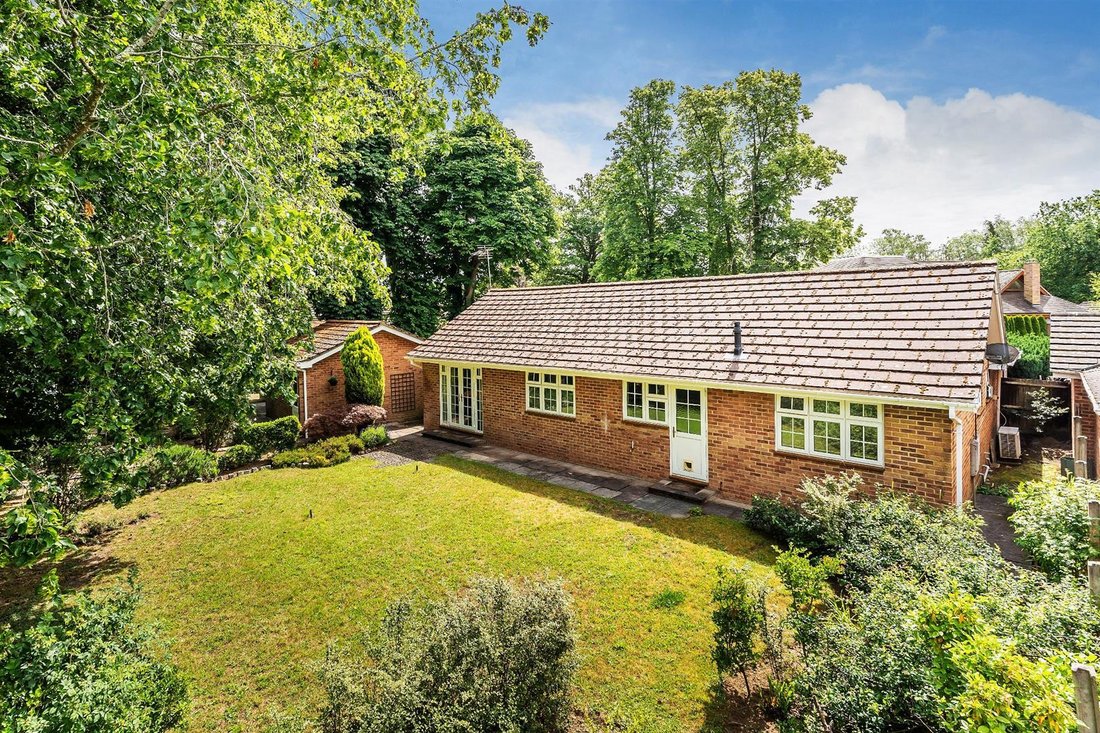 Bungalow in Great Bookham, England 5 - 18183687