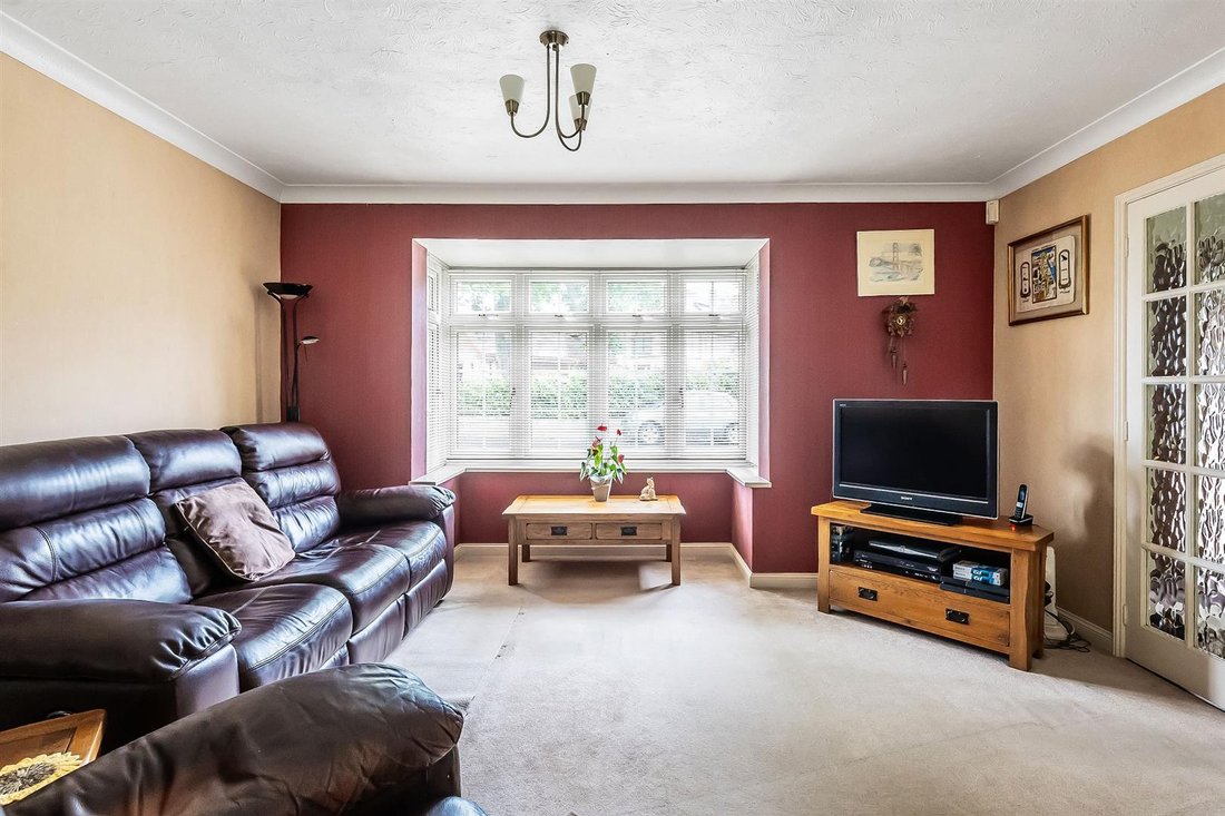 Bungalow in Great Bookham, England 3 - 18183687