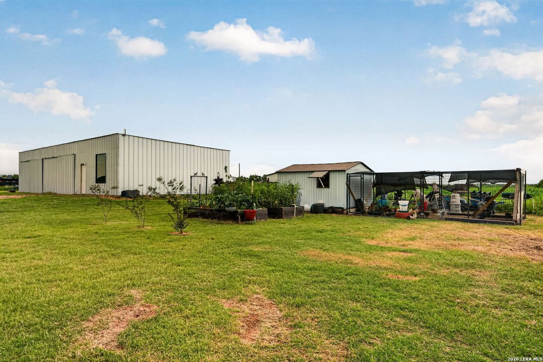 House in Devine, Texas, United States 5 - 18184400