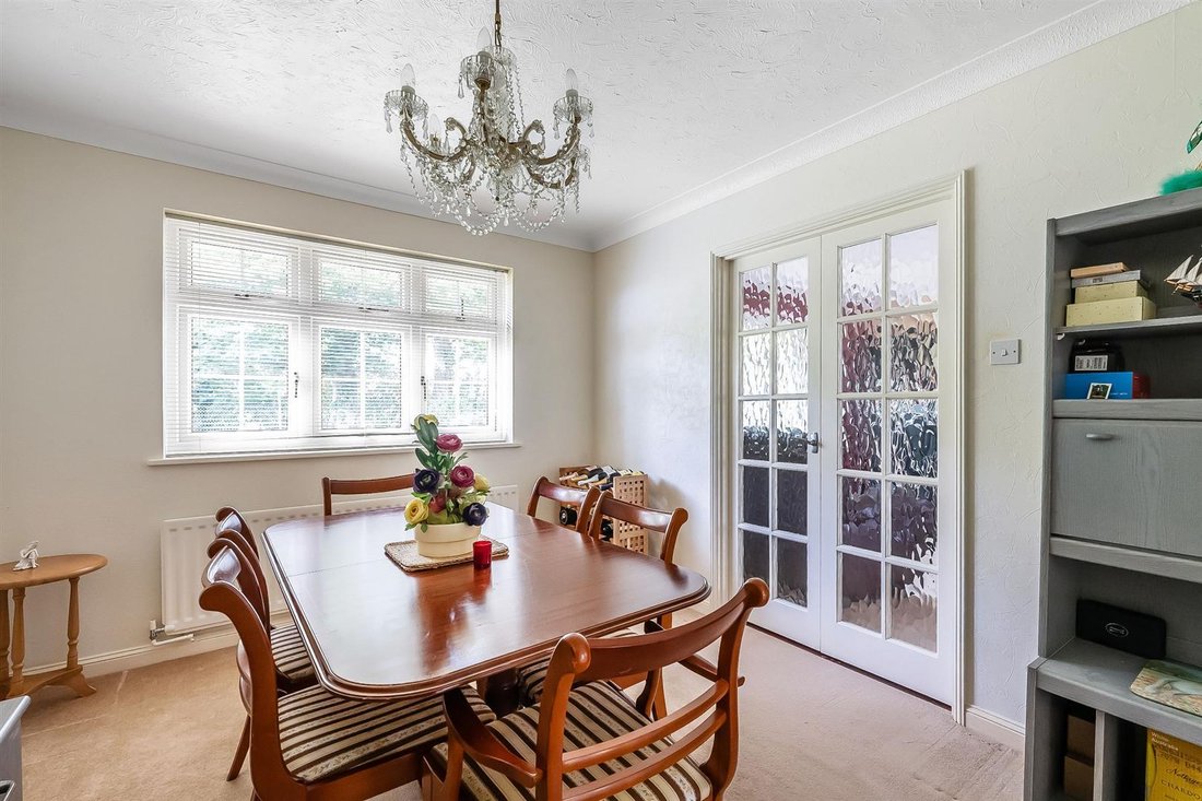 Bungalow in Great Bookham, England 4 - 18183687
