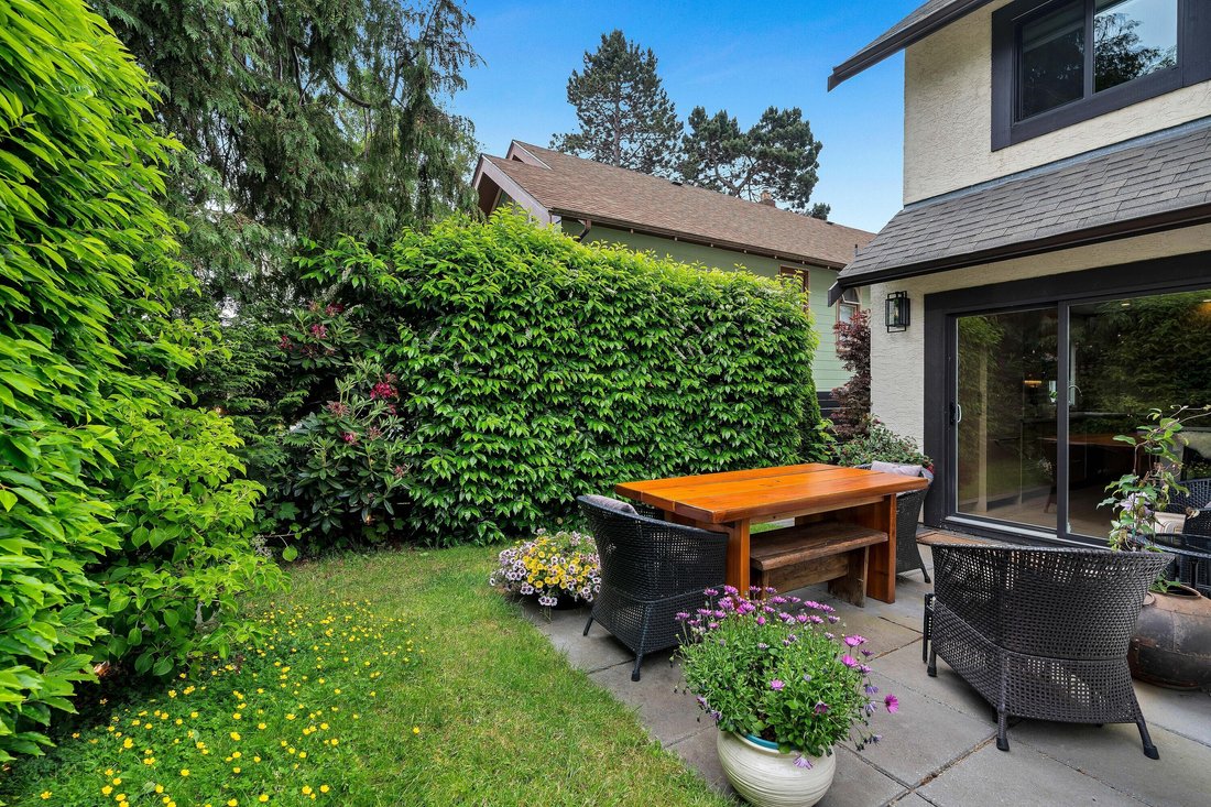 Townhouse in Victoria, British Columbia, Canada 2 - 18186308