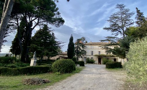 Castle in Saint-Saturnin-lès-Apt, Provence-Alpes-Côte d'Azur, France 1