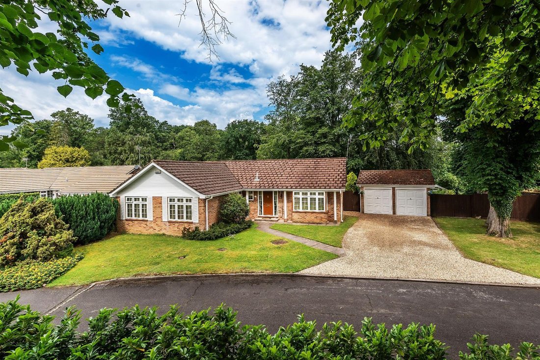 Bungalow in Great Bookham, England 1 - 18183687