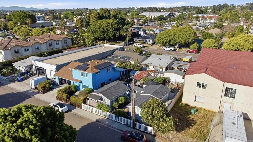 Carlsbad, California, United States 1 - 18184907