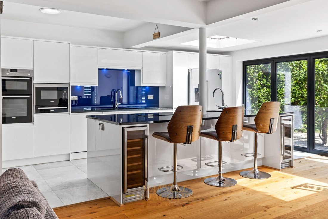 Bungalow in Three Bridges, Crawley, England 3 - 18182294