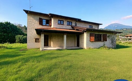 Farm Ranch in Capezzano Pianore, Camaiore, Tuscany 1