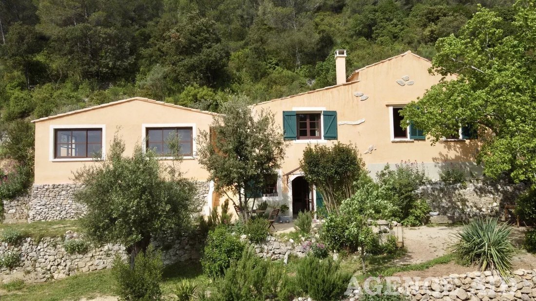 Estate in Cuges-les-Pins, Provence-Alpes-Côte d'Azur, France 1 - 17762746