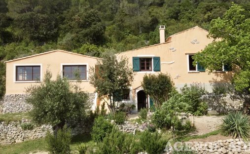 Estate in Cuges-les-Pins, Provence-Alpes-Côte d'Azur, France 1