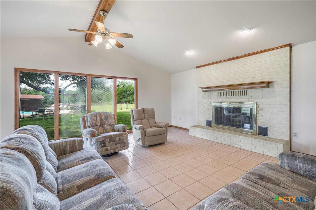 House in Flatonia, Texas, United States 4 - 18184007
