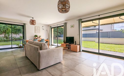 House in Centre Bourg, Neuville-sur-Saone, France 1