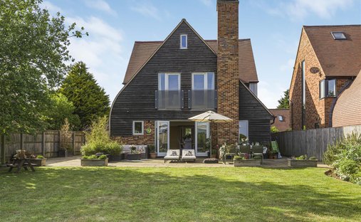 Country House in Poundon, England 1