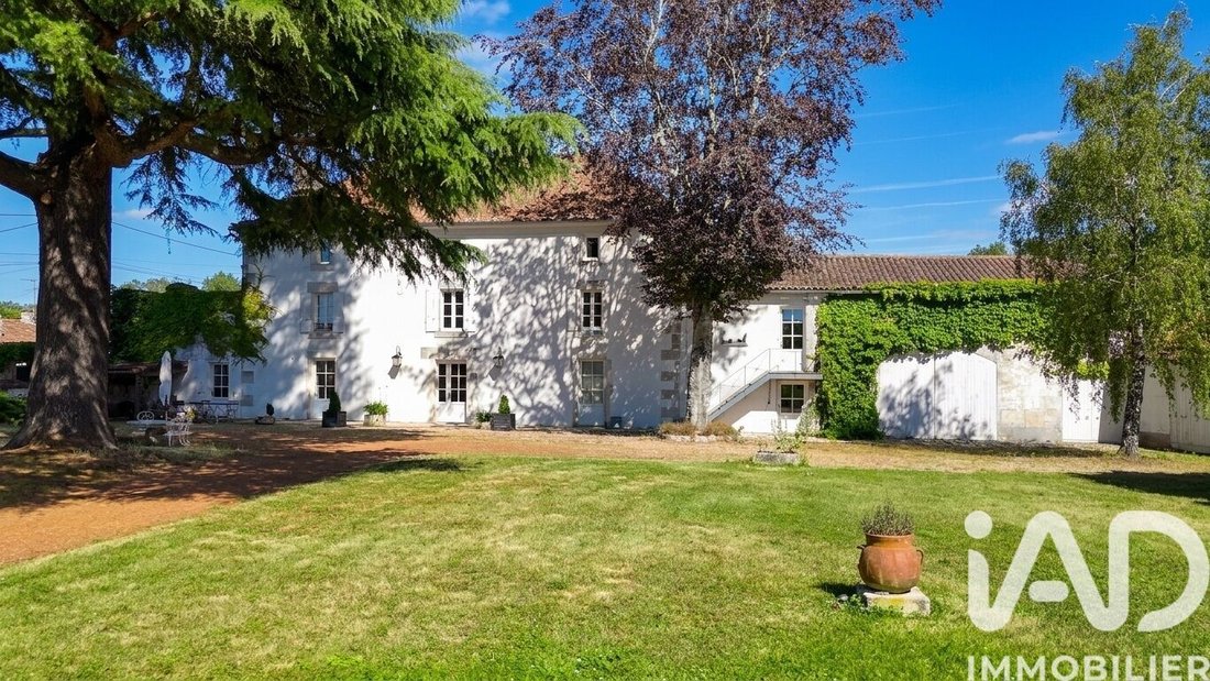 House in Bourg-Charente, Nouvelle-Aquitaine, France 1 - 16757387
