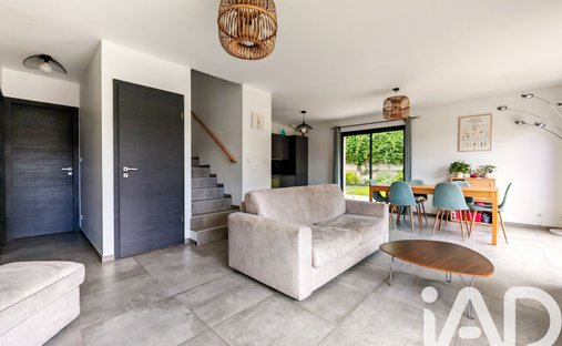 House in Centre Bourg, Neuville-sur-Saone, France 1
