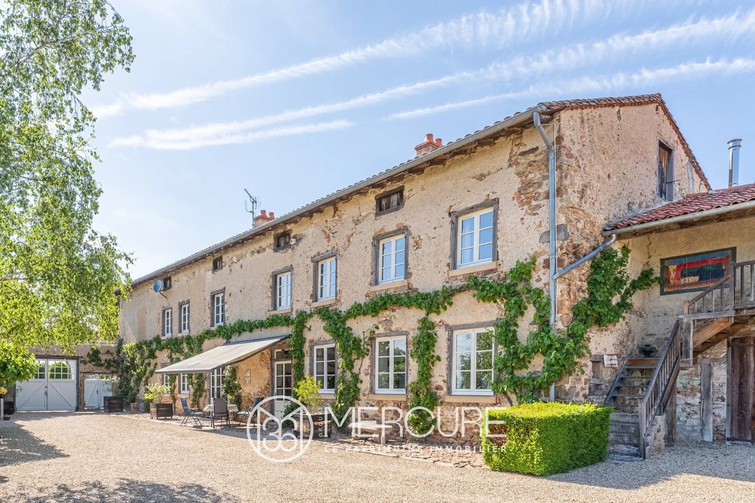 Estate in Vezelin-sur-Loire, Auvergne-Rhône-Alpes, France 1 - 17335362