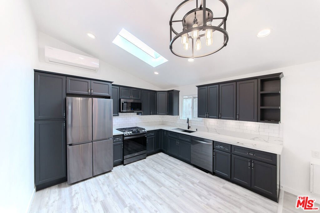 Los Angeles, California, United States 3 - 18193355