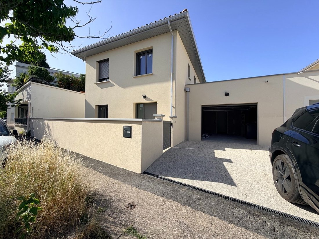 Villa in Solaize, Auvergne-Rhône-Alpes, France 1 - 17295054