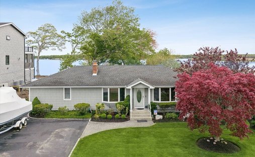 House in Moriches, New York, United States 1