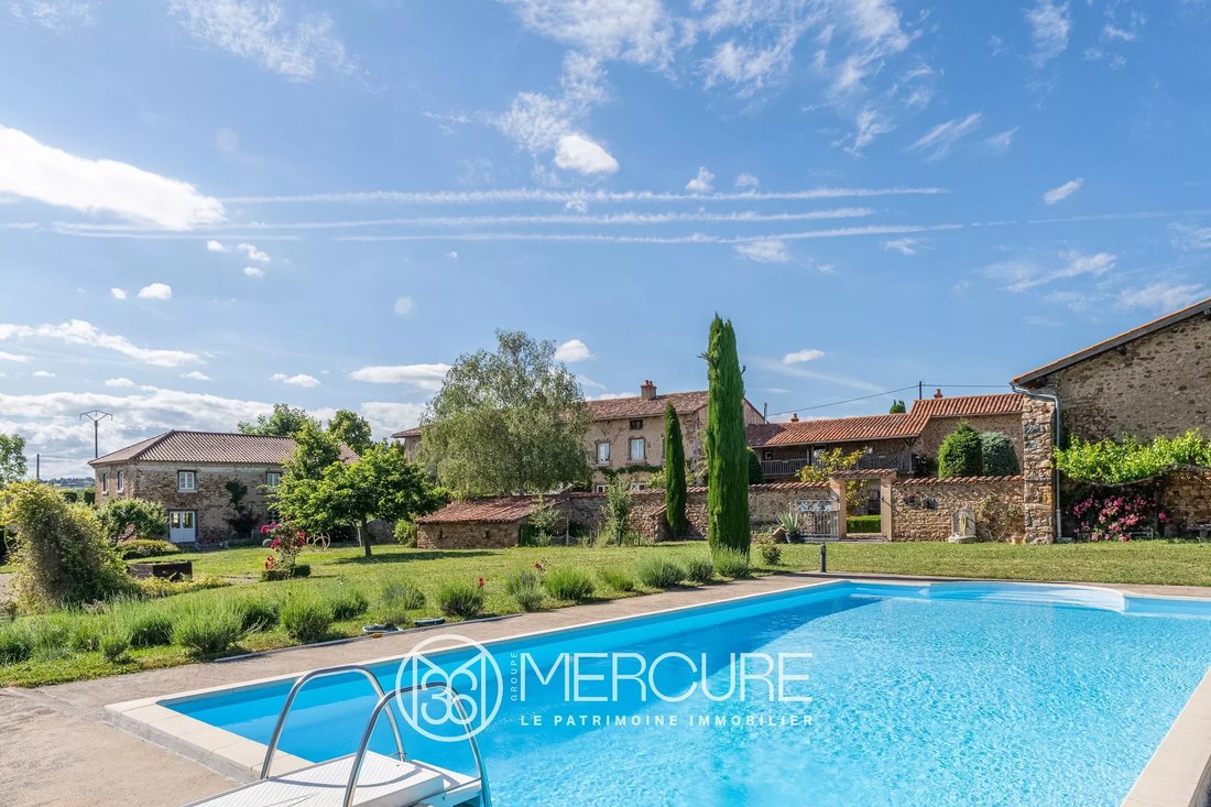 Estate in Vezelin-sur-Loire, Auvergne-Rhône-Alpes, France 2 - 17335362