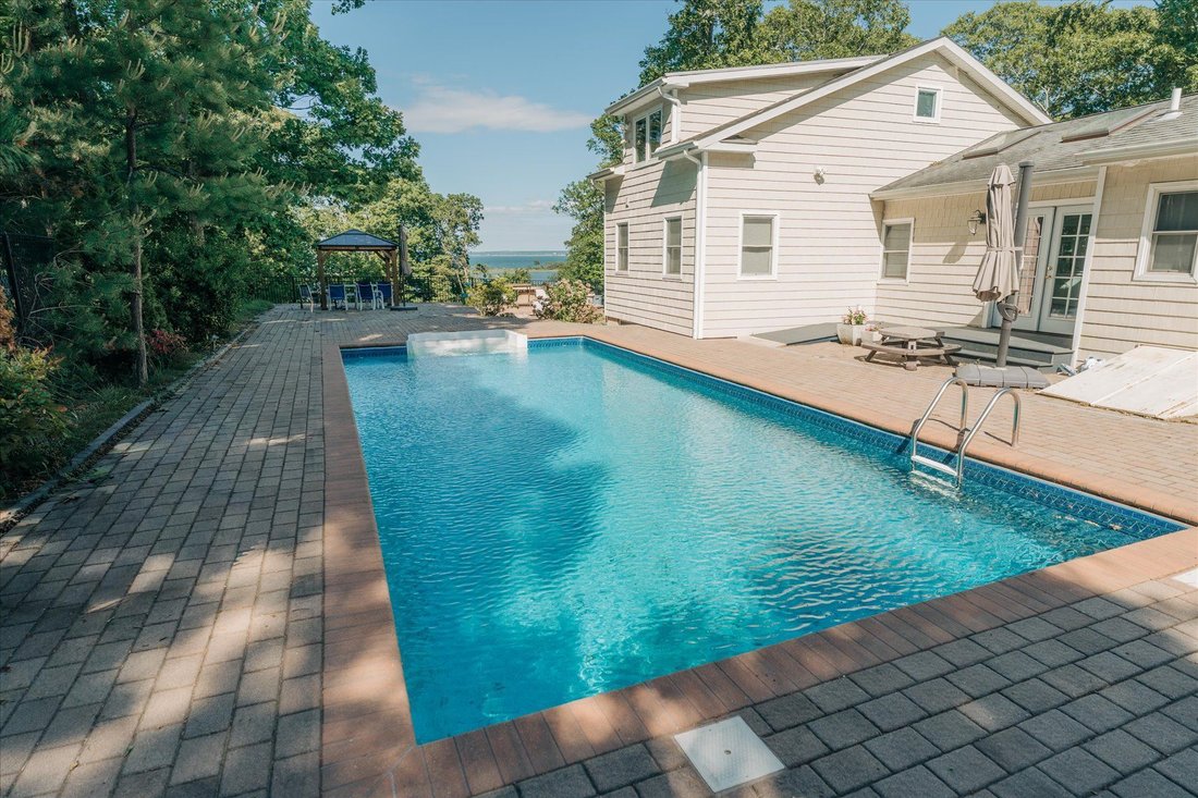 Hampton Bays, New York, United States 1 - 18190243