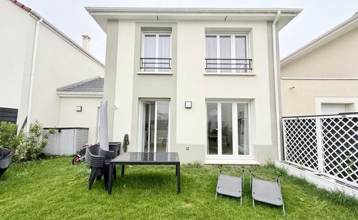 House in Village Doumer, Carrieres-sur-Seine, France 1