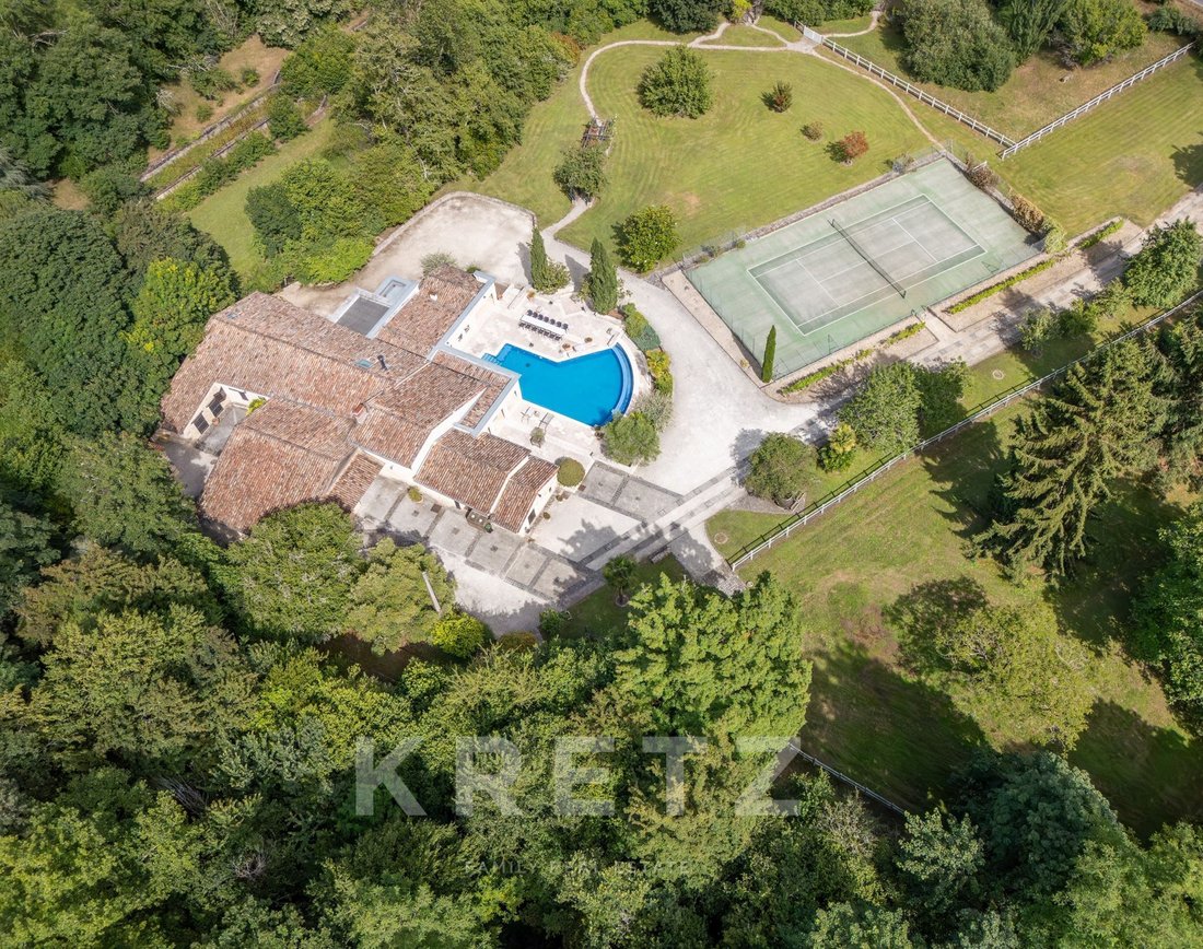 Estate in Carignan-de-Bordeaux, Nouvelle-Aquitaine, France 1 - 18190073