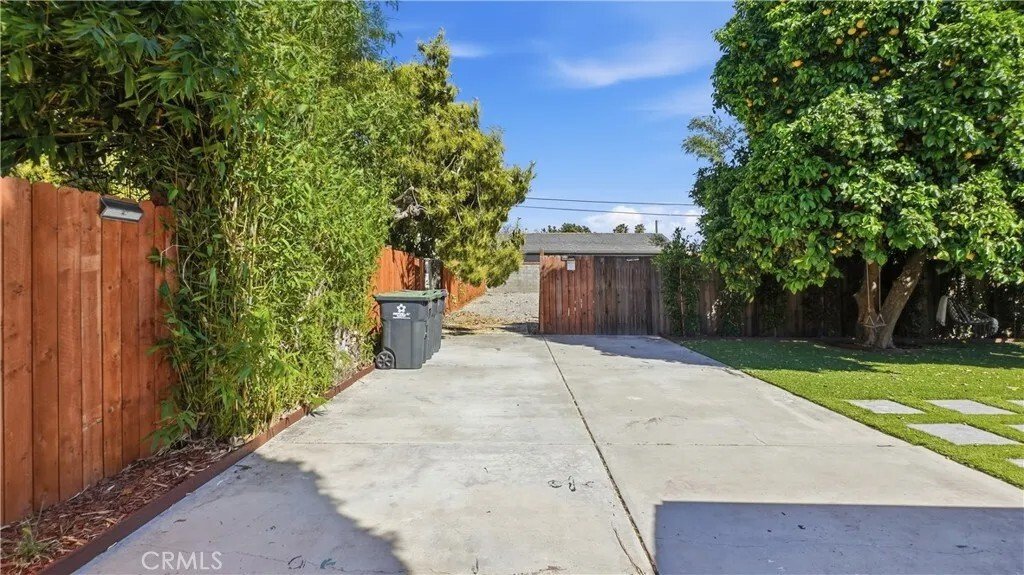 Santa Ana, California, United States 4 - 17946356